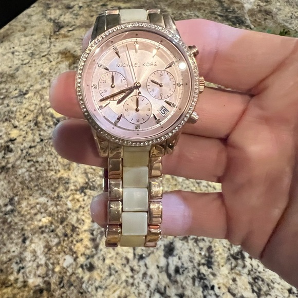 Rose Gold, Michael Kors watch - Picture 2 of 4